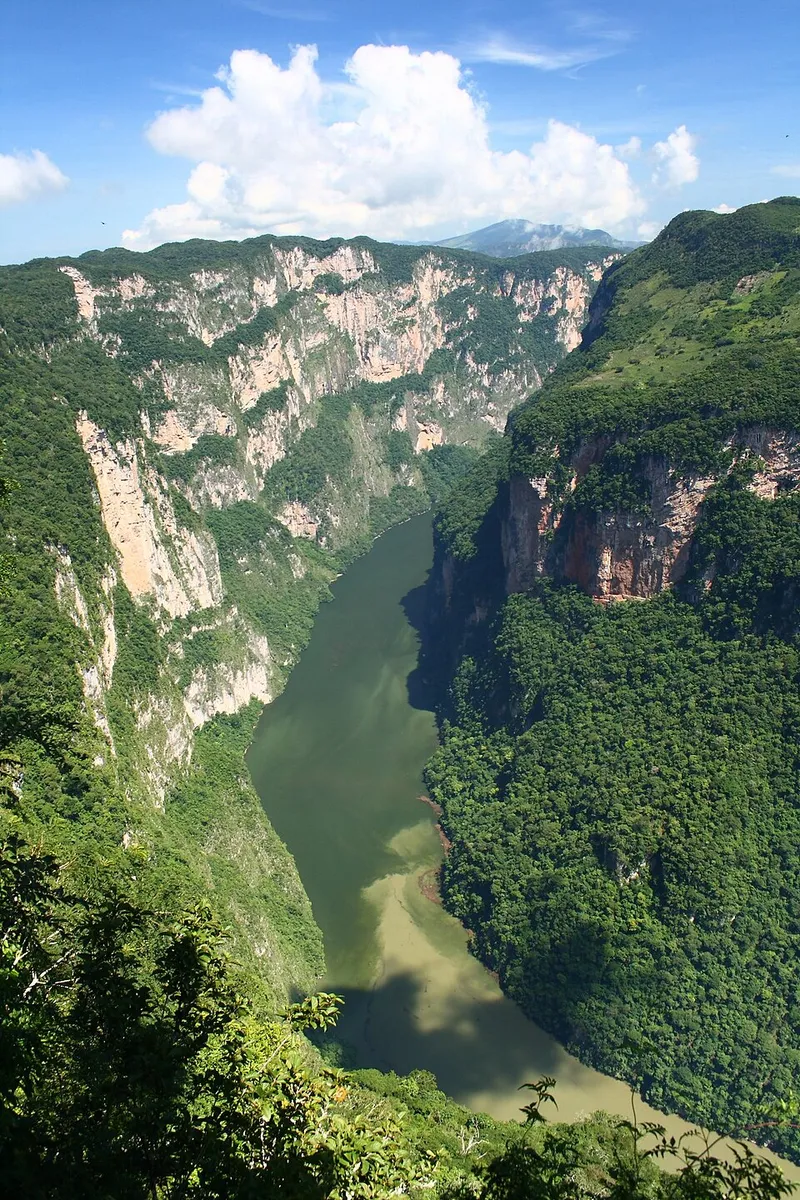 Vista panorámica del Cañón del Sumidero con acantilados de 1000 metros y río Grijalva en Chiapas, México