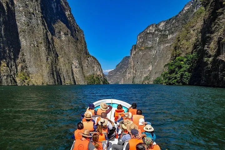 Lancha navegando entre acantilados del Cañón del Sumidero en Chiapas, México